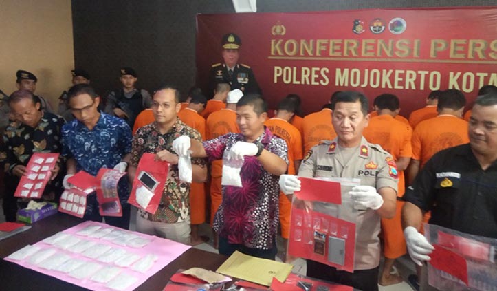 Wakapolres Kompol Hanis Subiyono didampingi Kasatreskoba AKP Redik Tribawanto dan Kasubbag Humas Iptu Sukatmanto saat rilis pers, Jumat (14/2).