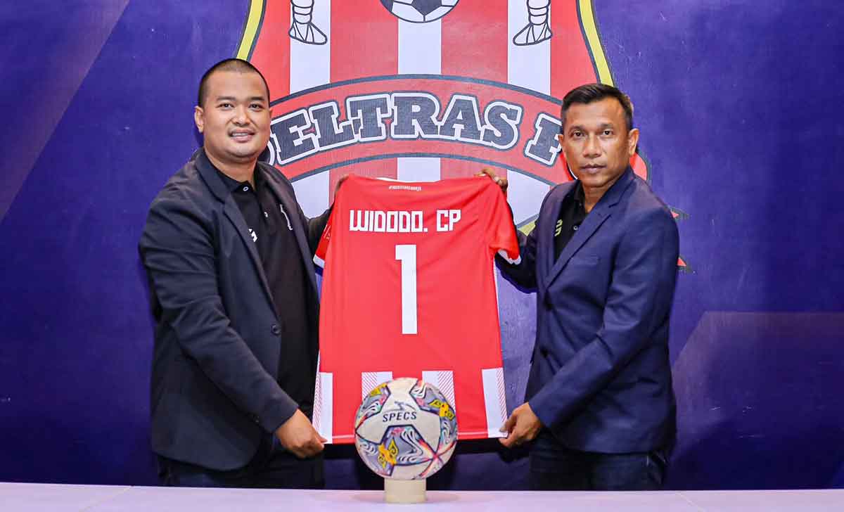 Manajer Deltras FC, Dian Felani, bersama Widodo CP selaku pelatih yang baru. Foto: Ist

