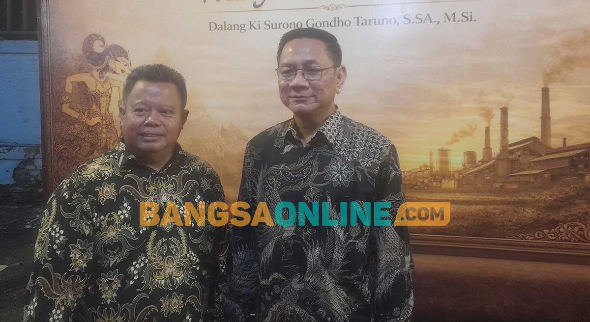 Direktur PG Candi Baru, Arief Nursusanto (kanan). Foto: MUSTAIN/BANGSAONLINE