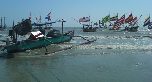 Kapal-kapal di pesisir pantai Tuban terpaksa tidak melaut karena Ombak Tinggi. (Suwandi/BangsaOnline)