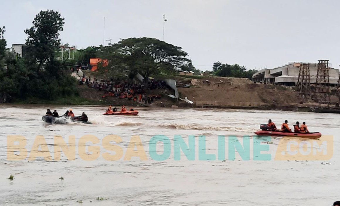 Pencarian korban perahu tenggelam di Desa Ngadirejo, Kecamatan Rengel, Kabupaten Tuban terus dilakukan.