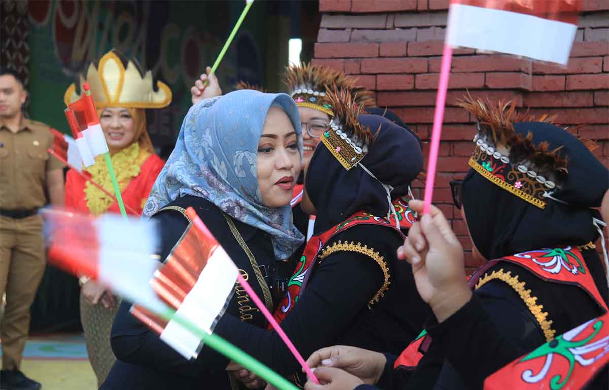 Bupati Mojokerto, Ikfina Fahmawati, ketika mendapat sambutan dari pelajar di SDN Jetis 1.