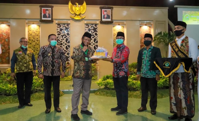 Silaturahim Prof. Dr. Mahfud MD bersama bupati dan para kiai, serta tokoh masyarakat Kabupaten Pamekasan. 
