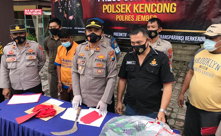 Kapolsek Kencong AKP Adri Santoso saat menggelar konferensi pers kasus pembunuhan di Desa Cakru.