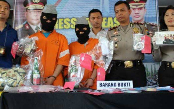 Dua tersangka saat dirilis di Mapolresta Malang. (foto: merdeka)