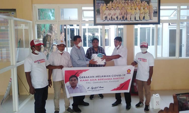 PAC Gerindra Kwanyar saat menyerahkan bantuan pencegahan Covid-19.