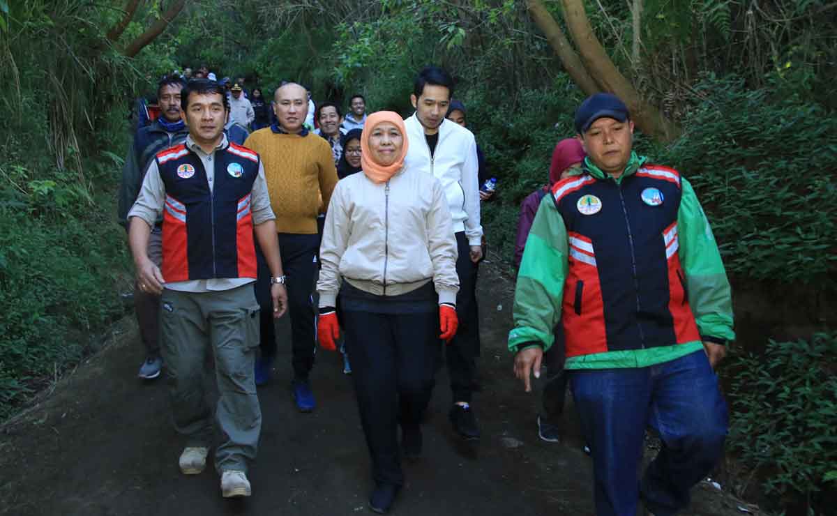 Gubernur Khofifah saat mengunjungi kawasan wisata Gunung Ijen.