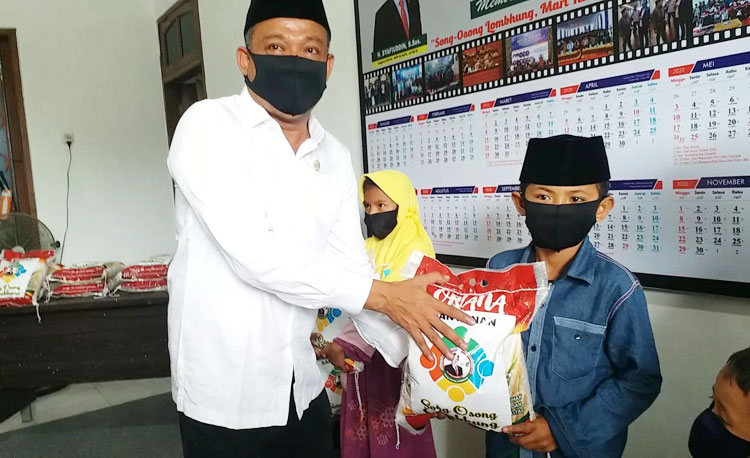 H. Syafiuddin memberikan beras 5 kg kepada anak yatim piatu secara simbolis di rumah aspirasi Griya Abadi Bangkalan, Jum
