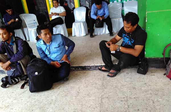 Tampak beberapa awak media yang nganggur karena tidak diperkenankan masuk ke Gor Merdeka untuk lakukan peliputan. (foto: rony suhartomo/BANGSAONLINE)
