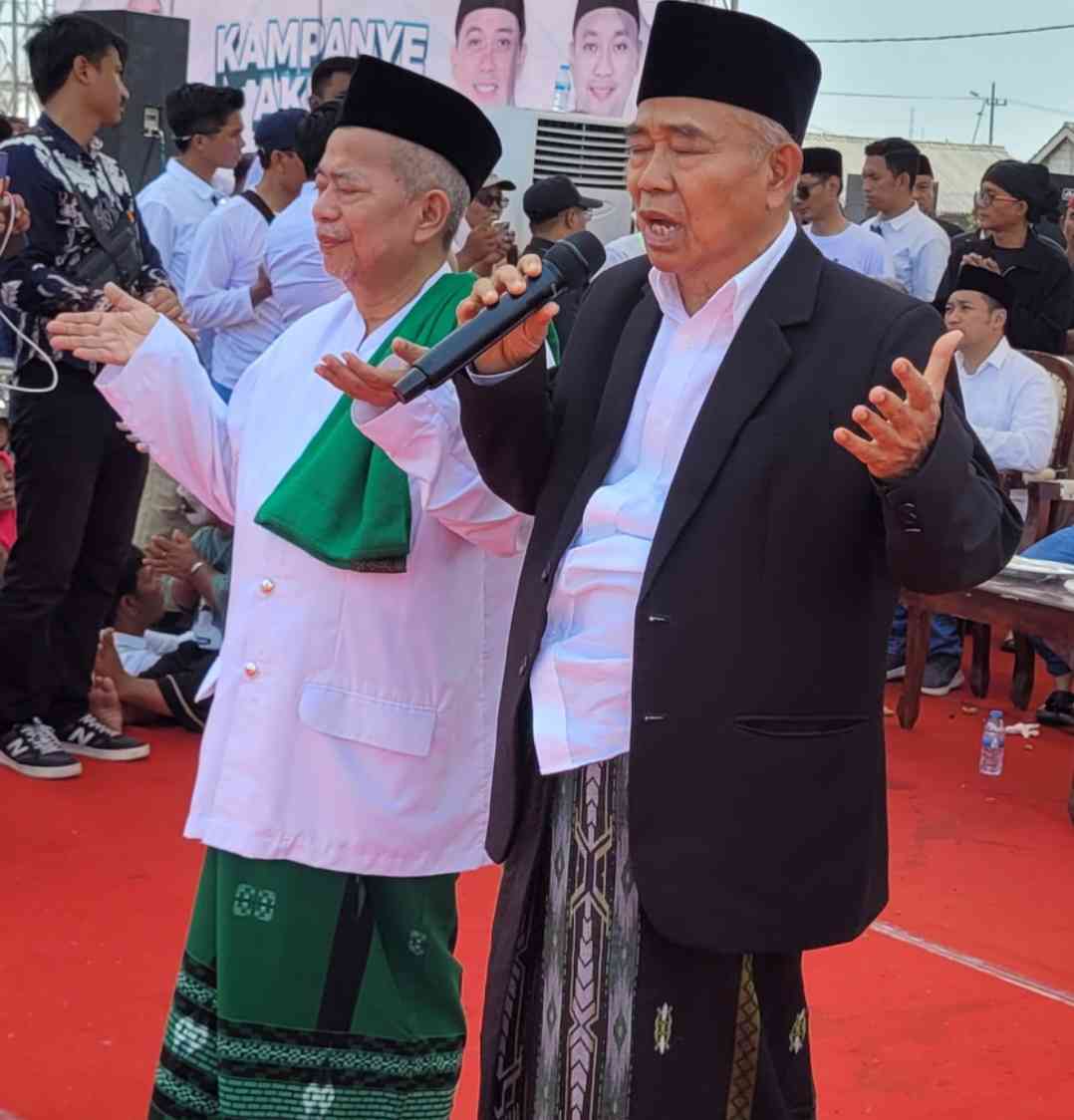 Prof Dr KH Asep Saifuddin Chalim, MA memanjatkan doa dalam suatu acara. Foto: bangsaonline