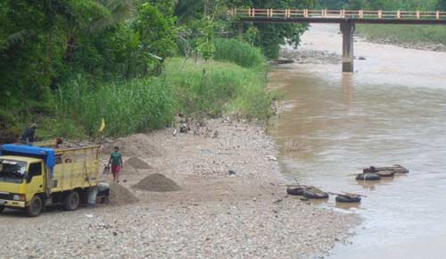 Aktivitas penambangan yang mengkhawatirkan terjadinya kekeruhan pada air sungai.
