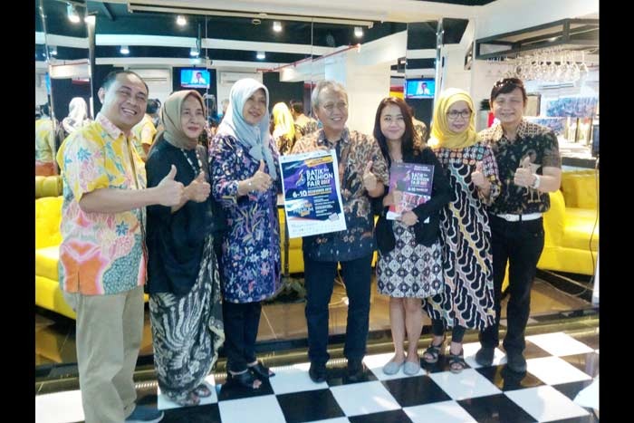 Direktur Utama, Direktur, serta jajaran PT Debindo Mitra Tama foto bersama. foto: YUDI ARIANTO/ BANGSAONLINE
