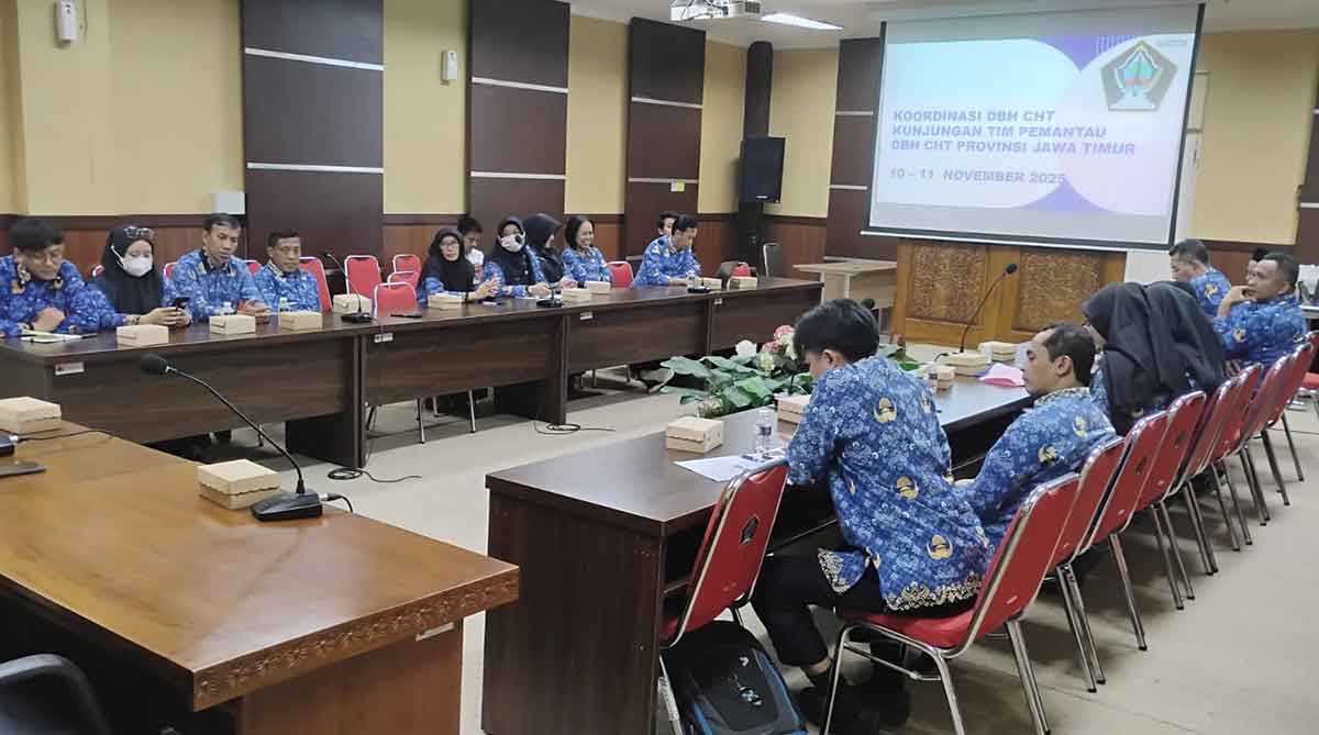 DKPP Kabupaten Blitar bersama perwakilan Biro Perekonomian Jawa Timur dan jajaran Pemkab Blitar saat mengikuti rapat evaluasi pelaksanaan DBHCHT 2025 di Ruang Candi Simping.