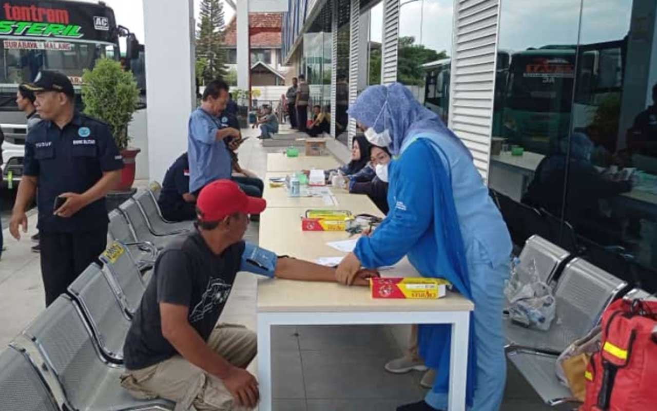 Sejumlah sopir bus di Terminal Patria Kota Blitar, menjalani tes urine dan check up kesehatan yang digelar oleh BNN Blitar, Jumat (22/12/2023).