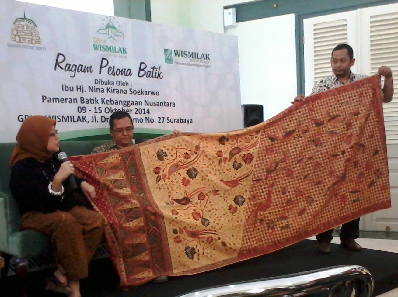 RATUSAN JUTA. Chief Personnel PT Wismilak Inti Makmur (Tbk) Henry Najoan bersama Dwita Herman, kolektor batik dari Buana Alit Jakarta memperlihatkan batik seharga ratusan juta rupiah di Grha Wismilak Surabaya. foto : nisa/bangsaonline