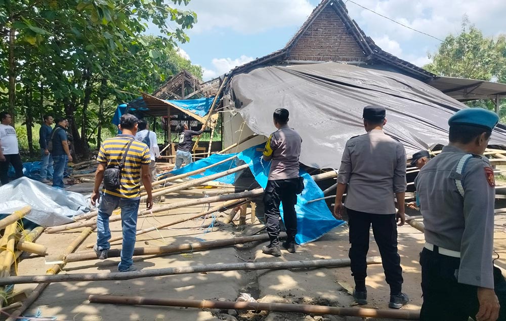 Tim gabungan dari TNI-Polri bersama masyarakat saat membongkar arena judi sabung ayam ketika di Desa Setren Kecamatan Bendo. Foto: ANTON/BANGSAONLINE