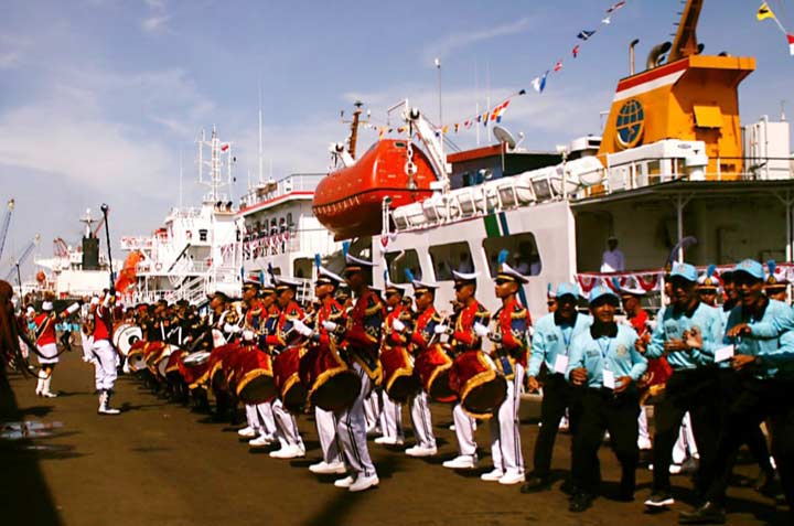 Prosesi pembukaan seminar nasional tol laut di Pelabuhan Tanjung Perak.