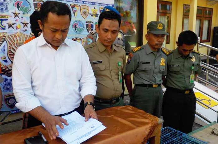 Andik Sumarsono (dua dari kiri) saat melakukan pers release, penangkapan pemelihara satwa langka tanpa izin.