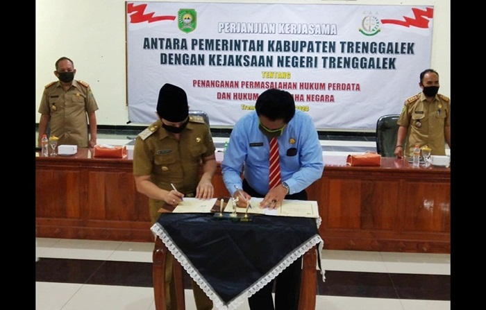 Kajari Trenggalek dan Bupati Trenggalek melakukan pendatanganan perjanjian kerja sama di Gedung Bhawarasa Trenggalek. foto: HERMAN/ BANGSAONLINE