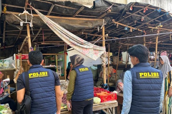 Satgas Pangan Polres Sampang saat sidak harga bapok di Pasar Srimangunan