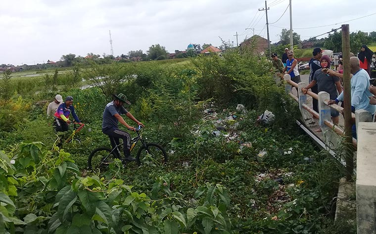Warga saat kerja bakti bersih-bersih sungai.