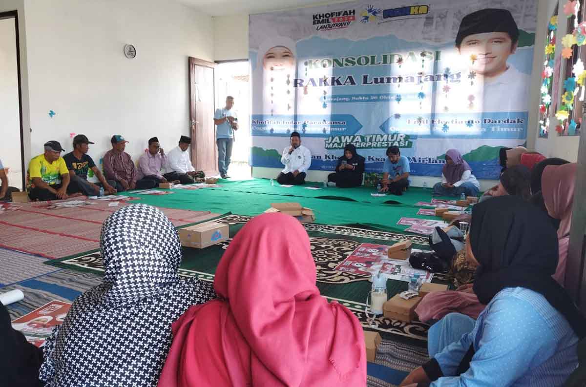 Rakka dan TPD Khofifah-Emil Lumajang saat konsolidasi bersama penyintas Semeru.