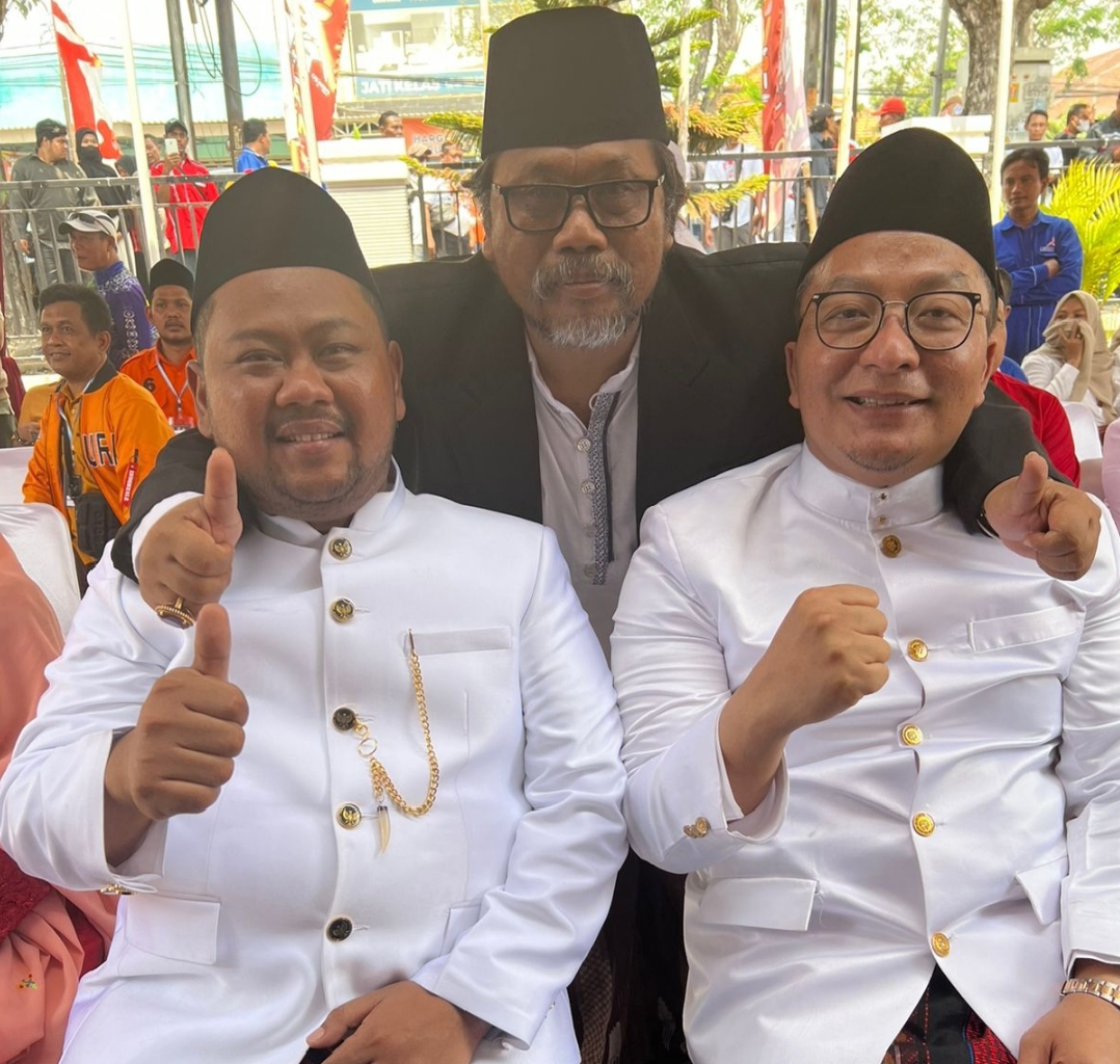 Gus Nur (Tengah) merangkul Fandi Akhmad Yani (kiri) dan Asluchul Alif