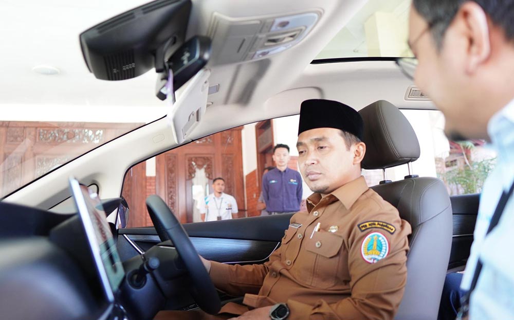 Wali Kota Pasuruan Adi Hidayat saat test drive kendaraan listrik bersama PLN UP3 Pasuruan di Kantor Walikota Pasuruan. Foto: PLN UID Jatim