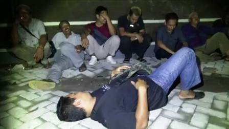Para korban yang berasal dari luar Jawa nekat bertahan di Kantor CV. TMJ.

