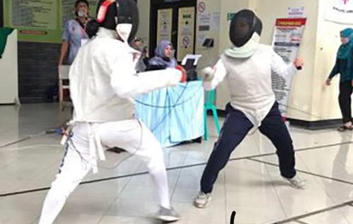 Para Atlet Anggar Jember saat berlatih.