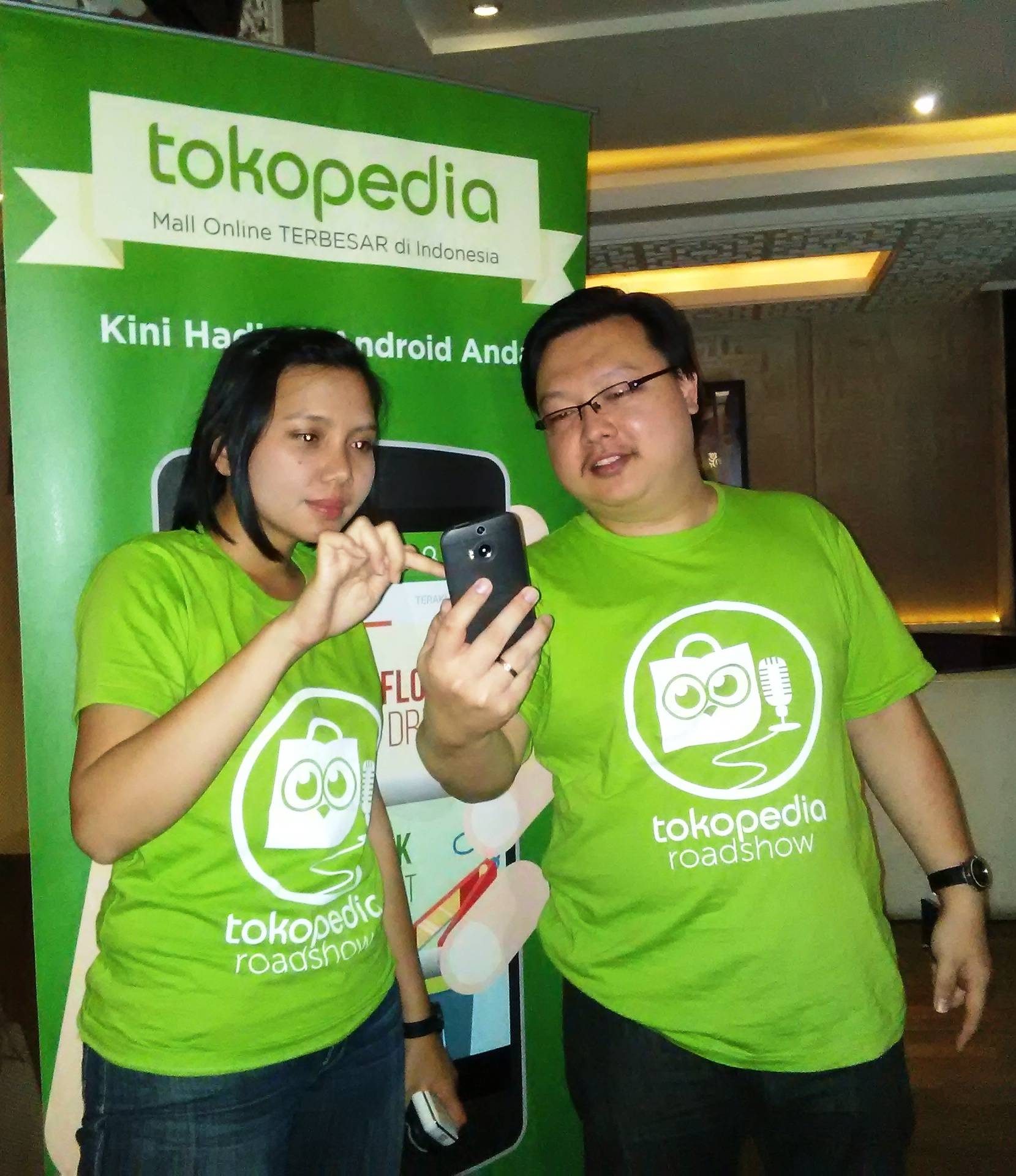 COO Tokopedia, Leontinus Alpha Edison (kanan) disela media gathering di Surabaya. foto : nisa/bangsaonline
