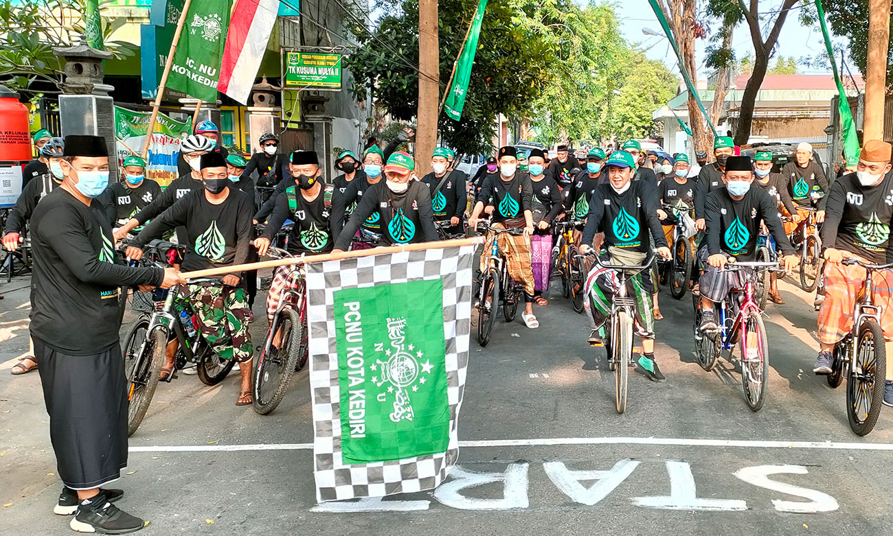 Wali Kota Kediri Abdullah Abu Bakar saat memberangkatkan peserta gowes religi. foto: MUJI HARJITA/ BANGSAONLINE