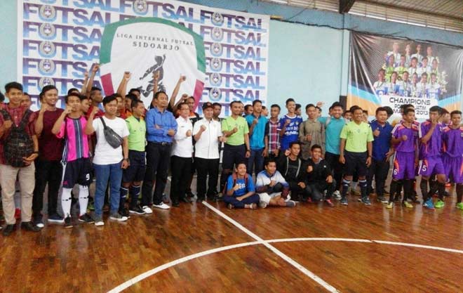 PEMBUKAAN LIFS: Ketua KONI Sidoarjo M Franki Effendi dan Ketua Badan Futsal Sidoarjo Dwijo Prawito pose bersama dengan peserta LIFS 2016, di lapangan Flaminio Futsal, Kota Sidoarjo, Rabu (28/9). foto: MUSTAIN/ BANGSAONLINE