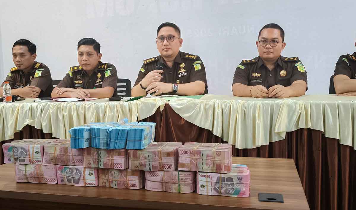 Kejaksaan Negeri Blitar saat menunjukkan uang titipan pengganti kerugian negara sebesar Rp1,1 miliar.