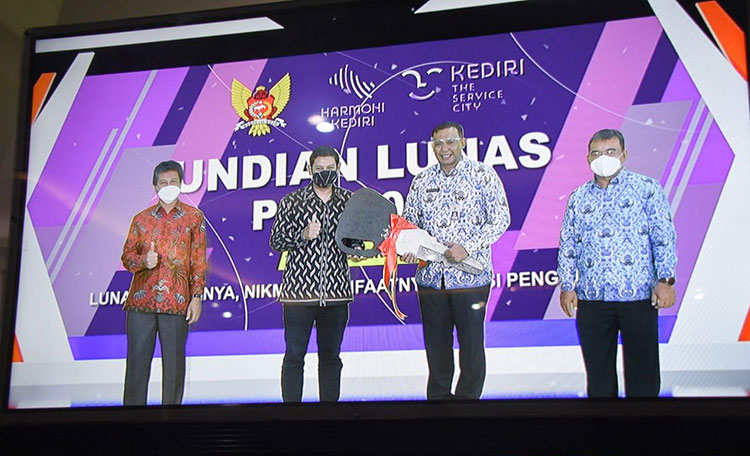 Beri Apresiasi Masyarakat Taat Pajak, Wali Kota Kediri Serahkan Hadiah Undian Lunas PBB