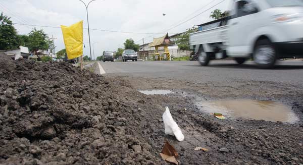 Lubang yang berada di Jalan Nasional rute 15 yang melintasi Kabupaten Jombang. foto: rony suhartomo/ BANGSAONLINE