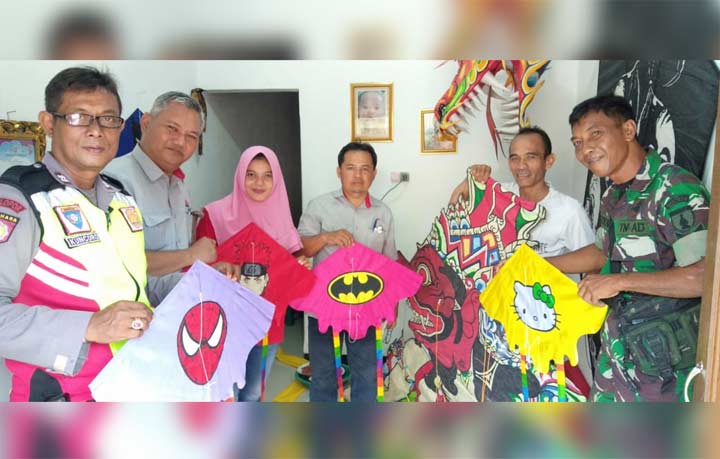 Layang-layang buatan pengrajin binaan Semen Indonesia.