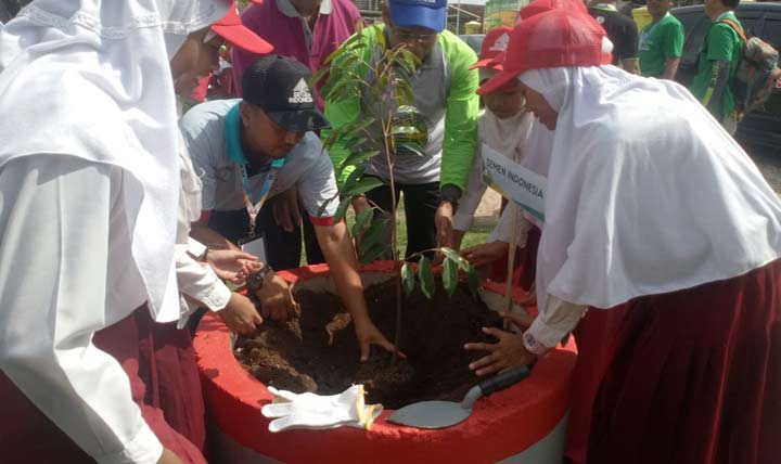 Penanaman pohon produktif di bantaran sungai di Kecamatan Merakurak, Kabupaten Tuban.