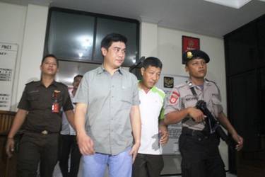 Mashudi Satrio digelandang menuju mobil tahanan, akan di kirim ke Rutan di Jombang. foto: soewandito/ BANGSAONLINE