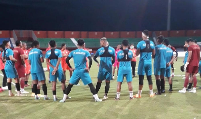 Tim Barito Putera saat latihan di Stadion Gelora Ratu Pamelingan, Pamekasan.