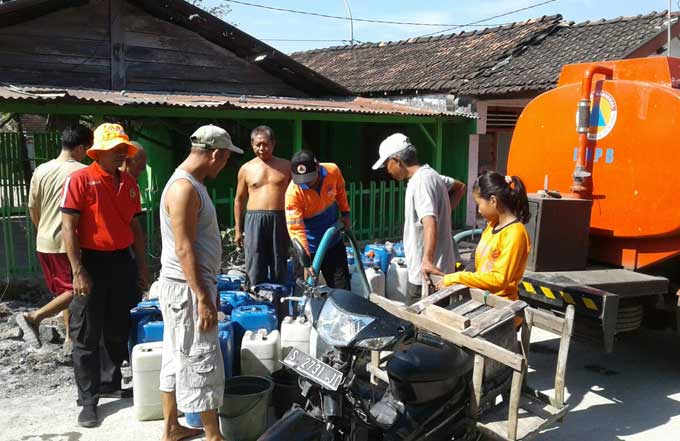 Sejumlah nelayan saat melakukan bongkar-muat hasil tangkapan ikan di PPP Tamperan. 