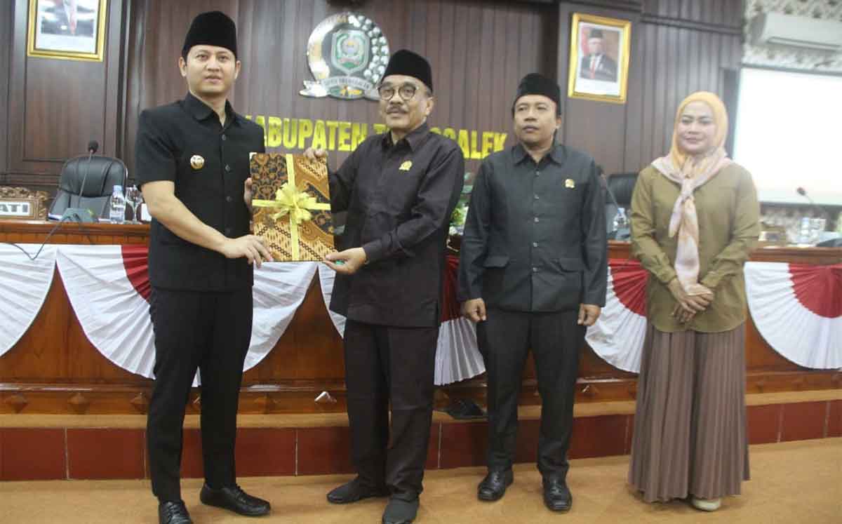 Bupati Trenggalek, Mochamad Nur Arifin, saat menghadiri rapat paripurna.