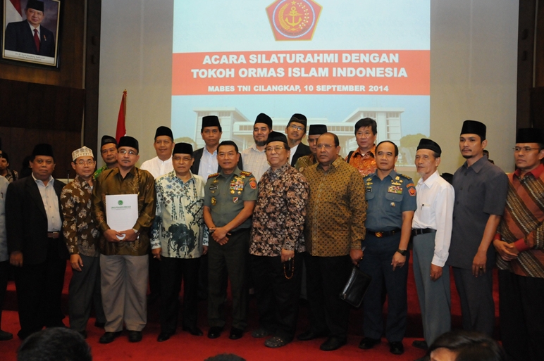 BAHAS ISIS - Panglima TNI Jendral TNI Dr Moeldoko pose bersama Ketua PBNU Prof Dr KH Said Aqil Siradj usai pertemuan membahas ISIS, di Mabes TNI Cilangkap, Jakarta Timur, Rabu (10/9/2014). foto : Puspen TNI untuk BangsaOnline