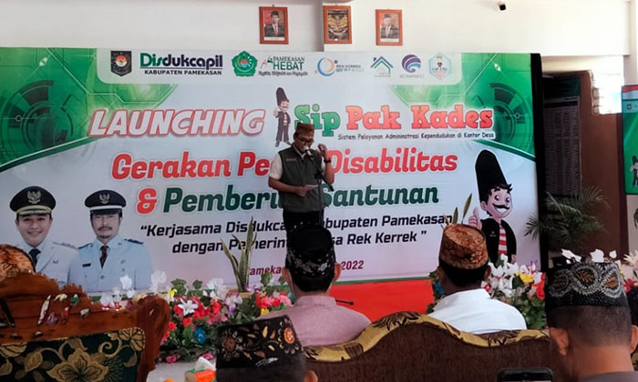 Bupati Pamekasan, Baddrut Tamam, saat melaunching Program Sip Pak Kades di Desa Rek-Kerrek, Kecamatan Palengaan.
