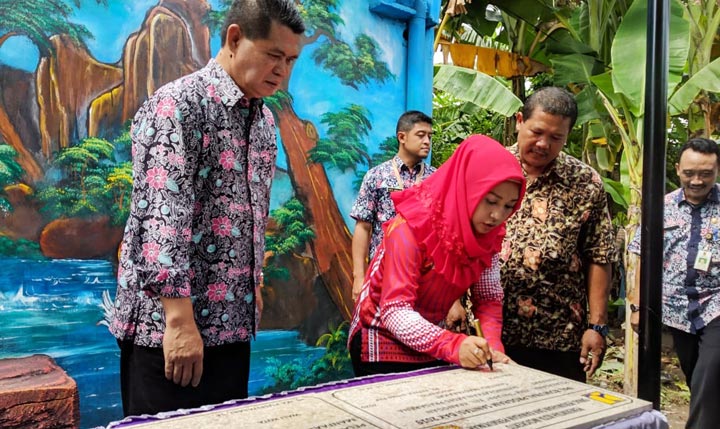 Wali Kota Mojokerto Ika Puspitasari menandatangani prasasti peresmian IPAL dan Septik Komunal.