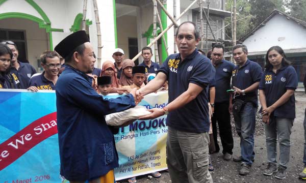Ketua PWI Mojokerto, Achmad Andung Kurniawan tengah memberikan bantuan kepada anak panti LKSA Hidayatul Hikmah. foto: yudi eko purnomo/ BANGSAONLINE