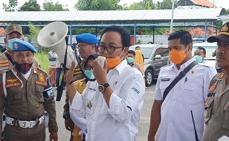 Bupati Baddrut Tamam saat memantau kedatangan para Santri PP Nurul Jadid Paiton Probolinggo di terminal barang Pamekasan.