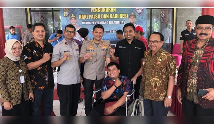 Penyandang disabilitas saat foto bersama jajaran Polres Blitar dan BPJS Ketenagakerjaan Blitar usai pengukuran kaki palsu dan kaki besi.