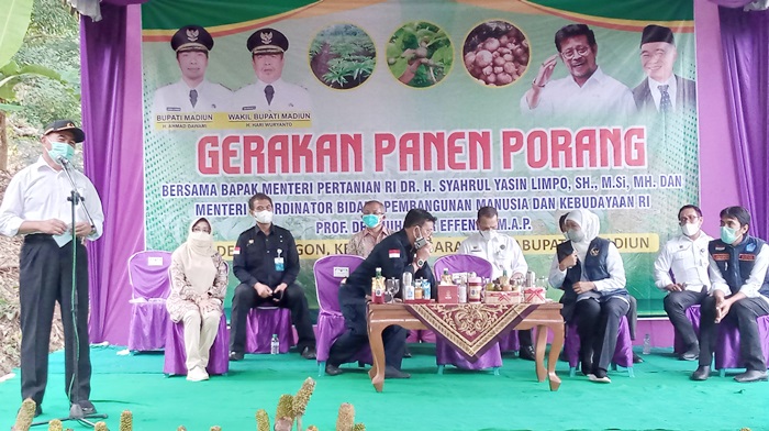 Menko PMK Muhadjir Effendy saat memberikan sambutan di Desa Klangon, Kecamatan Saradan, Kabupaten Madiun, Kamis (17/6/2021).