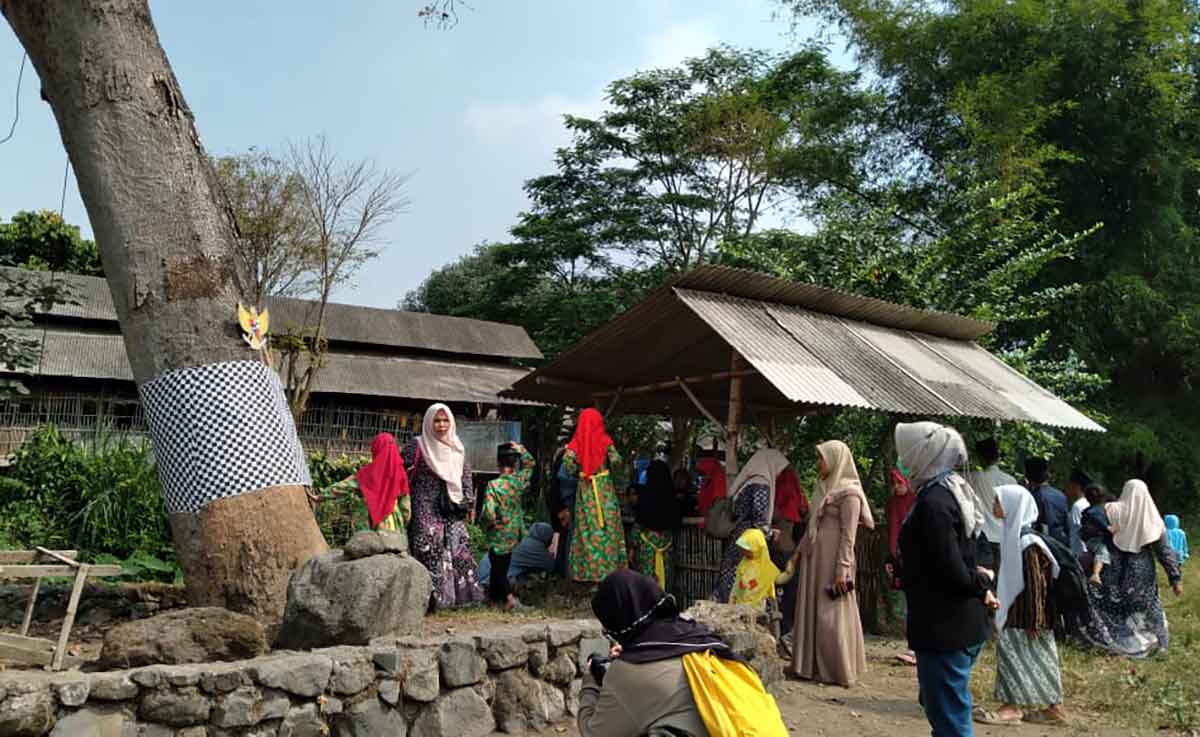 Peserta napak tilas saat berada di dekat pohon Kepuh Bersejarah Tempat Soekarno Muda Menggali Pancasila. Foto: Ist 